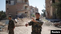 27일 시리아 내 쿠르드 인민수비대(YPG)가 시리아 락까 지역을 순찰하고 있다.