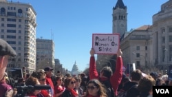 Aksi protes kaum perempuan pada Hari Perempuan Internasional di Washington, D.C. Rabu (8/3).