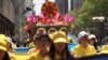 Anggota Falun Gong atau Falun Dafa, sebuah kelompok spiritual China, berpawai menuju Konsulat Jenderal Republik Rakyat China di Kota New York, 16 Mei 2019. (Foto: Shannon Stapleton/Reuters) 