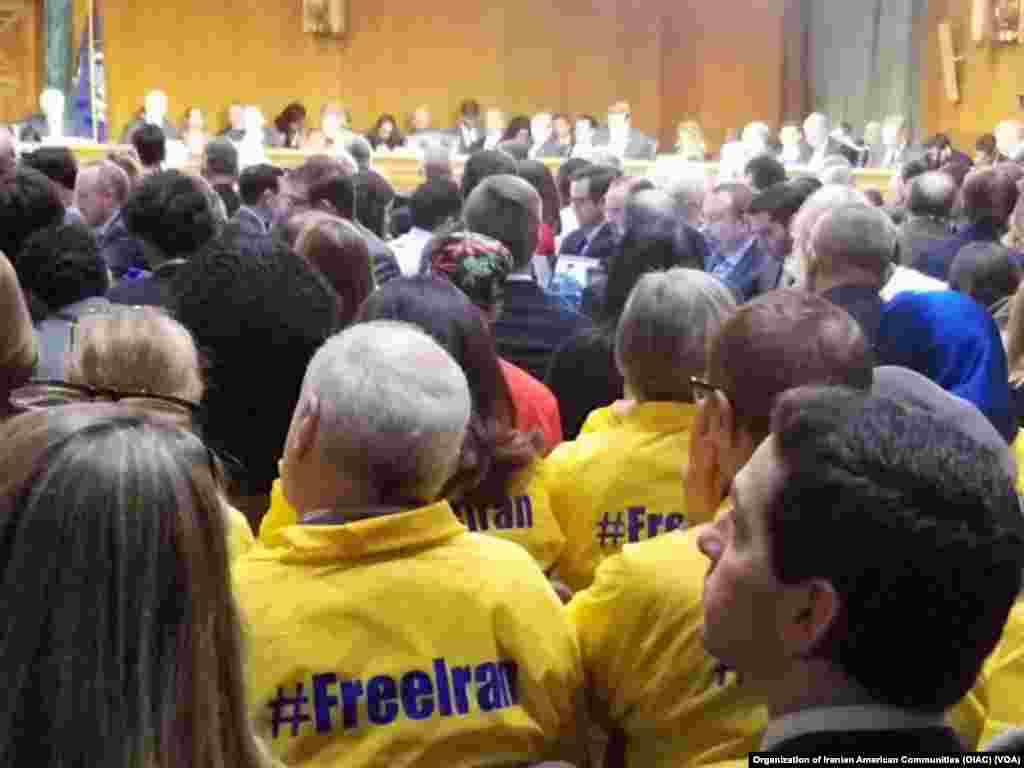 حضور گروهی از ایرانی آمریکایی ها با پیراهنهایی با هشتگ #FreeIran در مراسم بررسی اعتبار نامه گزینه پیشنهادی ترامپ برای وزارت خارجه آمریکا.&nbsp;