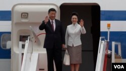 中国国家主席习近平携夫人彭丽媛抵达香港机场(2017年6月29日)