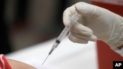 ARCHIVO - Las autoridades médicas recomiendan la vacunación anual contra la influenza para todas las personas de 6 meses o más. 