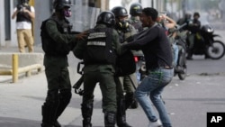 "Los abusos despiadados y generalizados contra opositores del gobierno de Venezuela sugieren una responsabilidad gubernamental al más alto nivel", dijo José Miguel Vivanco, director para América de Human Rights Watch.