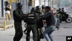 Un manifestante es brevemente detenido el lunes durante una protesta contra el gobierno de Venezuela para exigir la apertura de un corredor humanitario para la entrega de medicinas y alimentos. Mayo 22 de 2017.