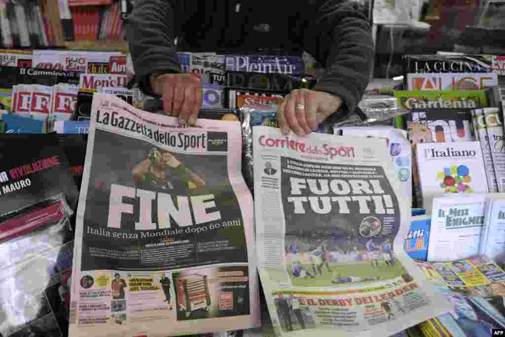 Un vendeur présente les premières pages des journaux un jour après le match de qualification de la Coupe du monde de la Fifa 2018 entre l&#39;Italie et la Suède, Rome, le 14 novembre 2017.