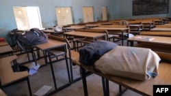 Une salle de classe vide avec des cartables appartenant aux élèves de l'école où des hommes armés ont enlevé des étudiants, à Kankara, dans le nord-ouest de l'État de Katsina, au Nigéria, le 15 décembre 2020.