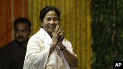 Indian Railway Minister and Trinamool Congress party leader Mamata Banerjee gestures as she arrives at a function to inaugurate railway projects in Kolkata, India, May 17, 2011.