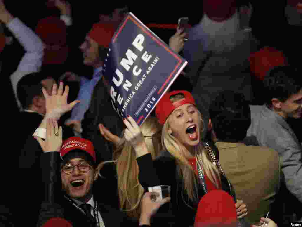 Para pendukung kandidat presiden AS dari Partai Republik Donald Trump bersorak atas kemenangannya dalam acara di New York (9/11). (Reuters/Mike Segar)