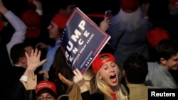 Les militants républicains sautent de joie en regardant les résultats de l’élection presidentielle, le 8 novembre 2016 à New York.