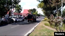 Un vévicule des forces de sécurité dans la rue après l'attaque contre le commissariat de police de Riau, île de Sumatra, Indonésie, le 16 mai 2018. 