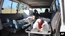 Thi thể dân thường Afghanistan thiệt mạng trong một vụ đánh bom tự sát do Taliban thực hiện tháng 12/2012.