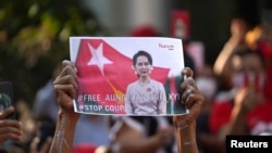 昂山素姬的支持者2021年2月1日在缅甸驻曼谷大使馆外示威（路透社）