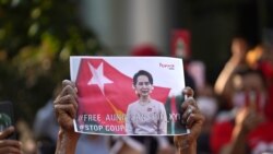昂山素姬的支持者2021年2月1日在緬甸駐曼谷大使館外示威（路透社）