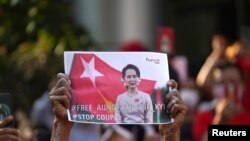 Pendukung NLD memegang foto pemimpin Aung San Suu Kyi di luar kedutaan Myanmar setelah militer merebut kekuasaan dari pemerintah sipil yang dipilih secara demokratis dan menangkapnya, 1 Februari 2021. (Foto: Reuters)