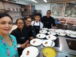 Chef Degan Septoadji dan istrinya Nike Kurnia (berbaju biru muda) sedang mempersiapkan makanan di restoran mereka. Kini mereka ikut membagikan makanan pada dokter, perawat, tentara, polisi dan petugas kebersihan yang berada di garis terdepan melawan coro