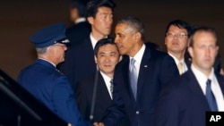 4月23日奧巴馬總統抵達東京國際機場與接機官員握手。
