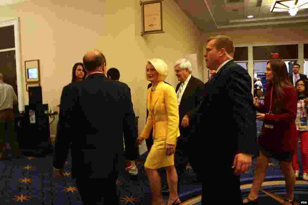 前共和党总统候选人金里奇(Newt Gingrich)和夫人进入会场. (美国之音方方拍摄)