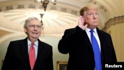 Lider republikanske većine u SenatuMitch McConnell (lijevo) već je rekao da senatori treba da oslobode optužbi predsjednika Donalda Trumpa (Foto: Reuters/Brendan McDermid)