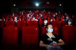 Pengunjung diwajibkan menggenakan masker dan memperhatikan protokol kesehatan saat menonton film di bioskop. (Foto: ilustrasi)