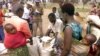 Des familles rwandaises attendent la distribution de nourriture au camp de réfugiés de Kingtele à quelques kilomètres de Brazzaville, le 27 août 1998. 