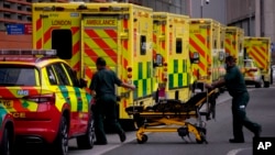 صف آمبولانس در مقابل بیمارستان سلطنتی لندن - ۱۶ دی ۱۴۰۰