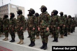 Tentara perempuan Angkatan Bersenjata Afghanistan yang baru lulus mengikuti upacara wisuda di Akademi Militer Afghanistan, di Kabul, 5 Januari 2020. (Foto: Rahmat Gul/AP)