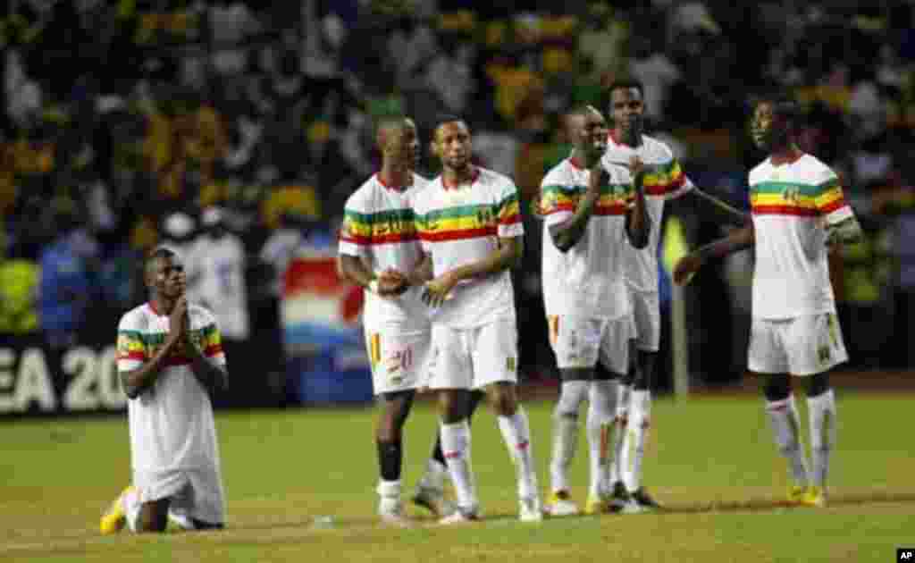 Mali's players stand together during the penalty shootout in their African Cup of Nations quarter-final soccer match against Gabon at the Stade De L'Amitie Stadium in Gabon's capital Libreville, February 5, 2012.