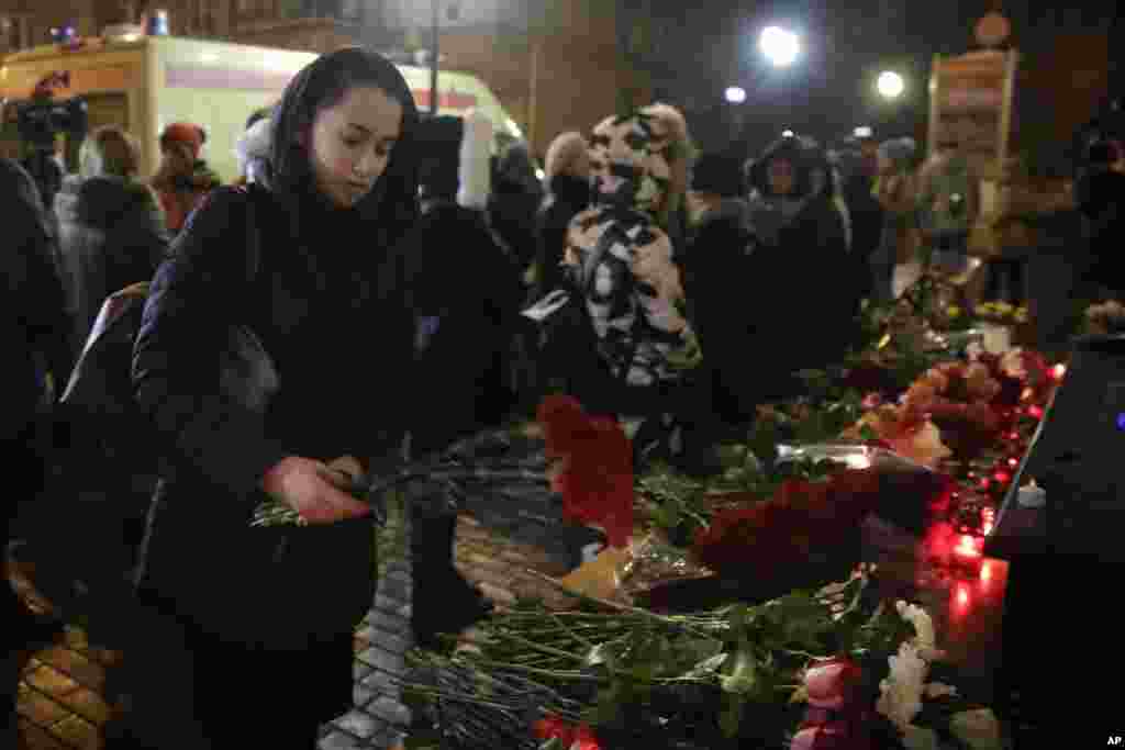 ماسکو میں لوگوں نے الیگزینڈروف انسامبل بینڈ کے مرنے والے فنکاروں کی یاد میں پھول سجائے۔