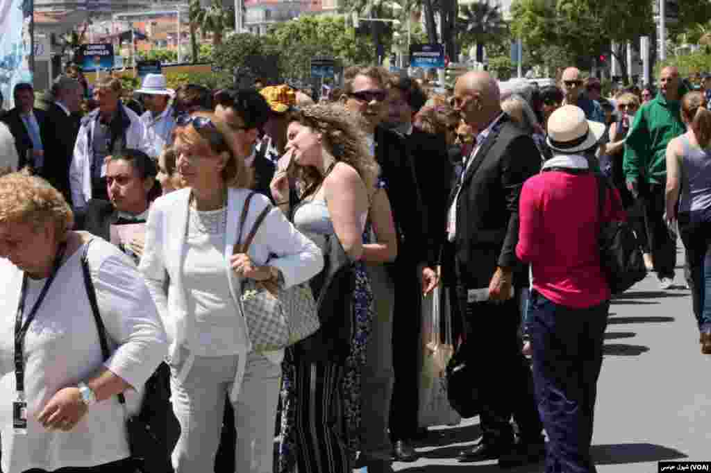 Cannes Film Festival,صف های طولانی علاقمندان فیلم در دو روز مانده به جشنواه کن