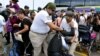 5일 과테말라와 국경을 맞대고 있는 멕시코 치아파스주 메타파 데 도밍우에즈에서 이민단속국 직원들이 미국으로 향하는 캐러번 행렬을 막고 있다. 