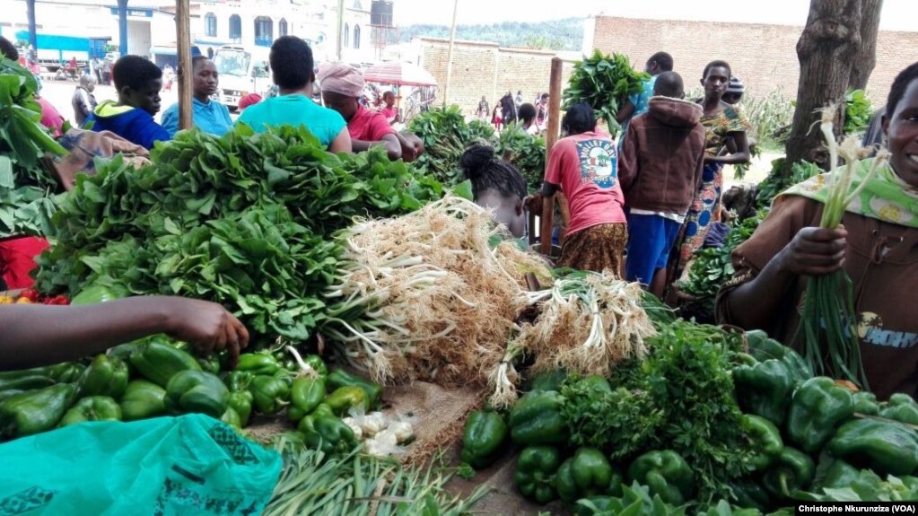 Sur un marché à Bujumbura, au Burundi, le 14 février 2017. (VOA/Christophe Nkurunziza)