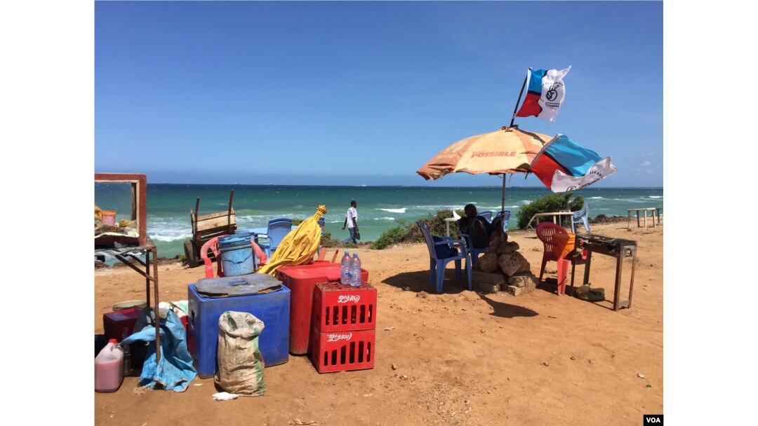 Chadema flag flies on a beach umbrella at Coco Beach in Dar es Salaam on October 24, 2015. (Jill Craig/VOA)
