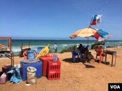 Chadema flag flies on a beach umbrella at Coco Beach in Dar es Salaam on October 24, 2015. (Jill Craig/VOA)