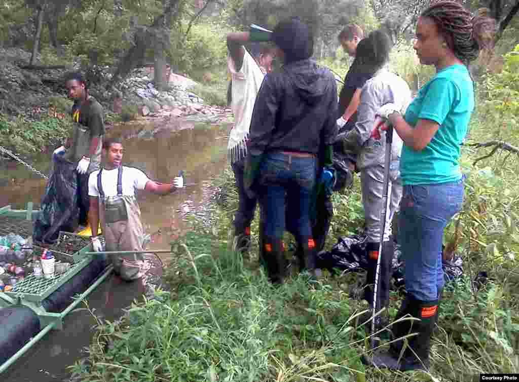 This watershed protection team services the litter traps on the Anacostia managed by Groundwork Anacostia River, DC. (Photo: Groundwork Anacostia River, DC)