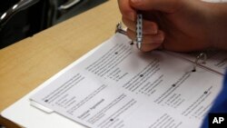 Seorang peserta mengikuti ujian SAT (semacam test standar), di mana skor yang diraih akan jadi patokan penerimaan di sebuah perguruan tinggi di Amerika (foto: ilustrasi).