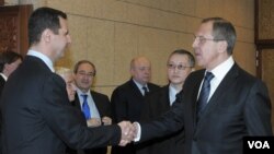 Menlu Rusia Sergei Lavrov saat bertemu Presiden Bashar al-Assad di Damaskus tahun lalu (foto: dok). Rusia tidak mendesak agar Presiden Assad meletakkan jabatan. 