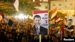 Hàng vạn người Ai Cập ủng hộ Tổng thống bị lật đổ Mohamed Morsi đã xuống đường biểu tình ở Cairo hôm thứ sáu (2/8/2013) để đòi phục chức cho ông.