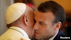 El papa Francisco se reúne con el presidente de Francia, Emmanuel Macron, en una audiencia privada en el Vaticano el martes, 26 de junio de 2018.