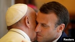 Papa Fransisiko na Perezida Emmanuel Macron mu mubanano bagiriye i Vaticano mu kwezi kwa gatandatu 2018. 