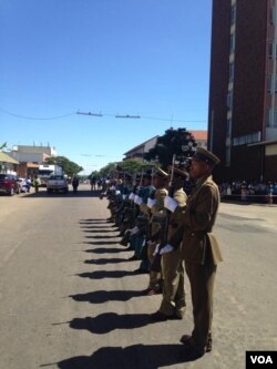 Abekhona lamapholisa eveza angakwenza nxa engaxotshanisani labantu abenza okungavunyelwayo.