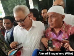 Pengacara Ba'asyir, Mahendradatta dan Achmad Michdan. (Foto: VOA/Ahmad Bagaskoro)