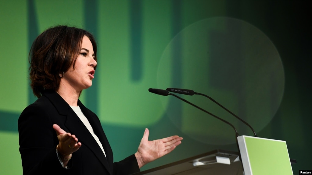 Анналена Бэрбок, сопредседатель германской партии "Зеленых" выступает в Берлине, 17 октября 2021 года