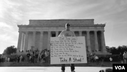 A man stands in front of Lincoln Memorial in Washington, D.C., with a message against President Trump on Presidents' Day, Feb. 20, 2017. (Sama Dizayee/VOA Kurdish)