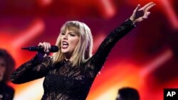 Taylor Swift actuó en el DIRECTV NOW Super Saturday Night Concert en el Club Nomadic el 4 de febrero de 2017 en Houston, Texas. 