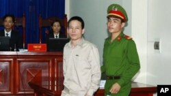 Nông dân Đoàn Văn Vương ra tòa ở Hải Phòng, ngày 2/4/13. Phiên xử kết thúc ngày 5/4 với bản án 5 năm tù đối với cho ông Vươn.
