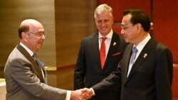 美国商务部长罗斯（左）与中国总理李克强在东盟峰会上握手，美国国家安全顾问罗伯特·奥布莱恩站立在两人身旁。（2019年11月4日）