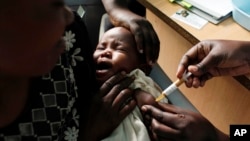 ကင်ညာနိုင်ငံက ကလေးငယ်တဦး ငှက်ဖျားကာကွယ်ဆေး စမ်းသပ် အထိုးခံနေစဉ်။