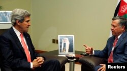 Le secrétaire d'Etat John Kerry (à g.) a conféré avec le Roi Abdullah de Jordanie avant sa rencontre avec son homologue russe