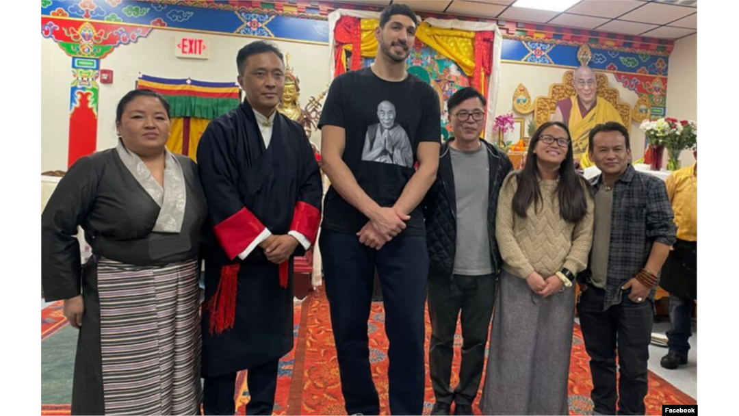 “Boston Celtics” basketbol jamoasi markaziy o’yinchisi Enes Kanter Fridom (markazda) faollar bilan
