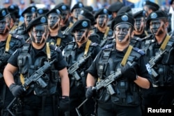 En el desfile de la Policía participaron centenares de efectivos de las fuerzas especiales.